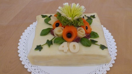 Narodeninová torta k 40-tke: 40 € (rozmer 23 cm x 25 cm)