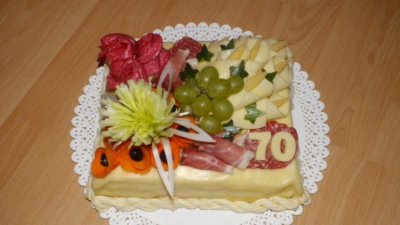 Narodeninová torta k 70-tke: 45 € ( rozmer: 23 cm x 25 cN)